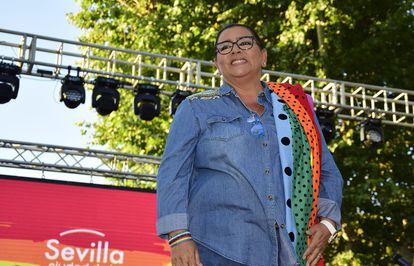 La cantante María del Monte, en el pregón del Orgullo en Sevilla, el 23 de junio.