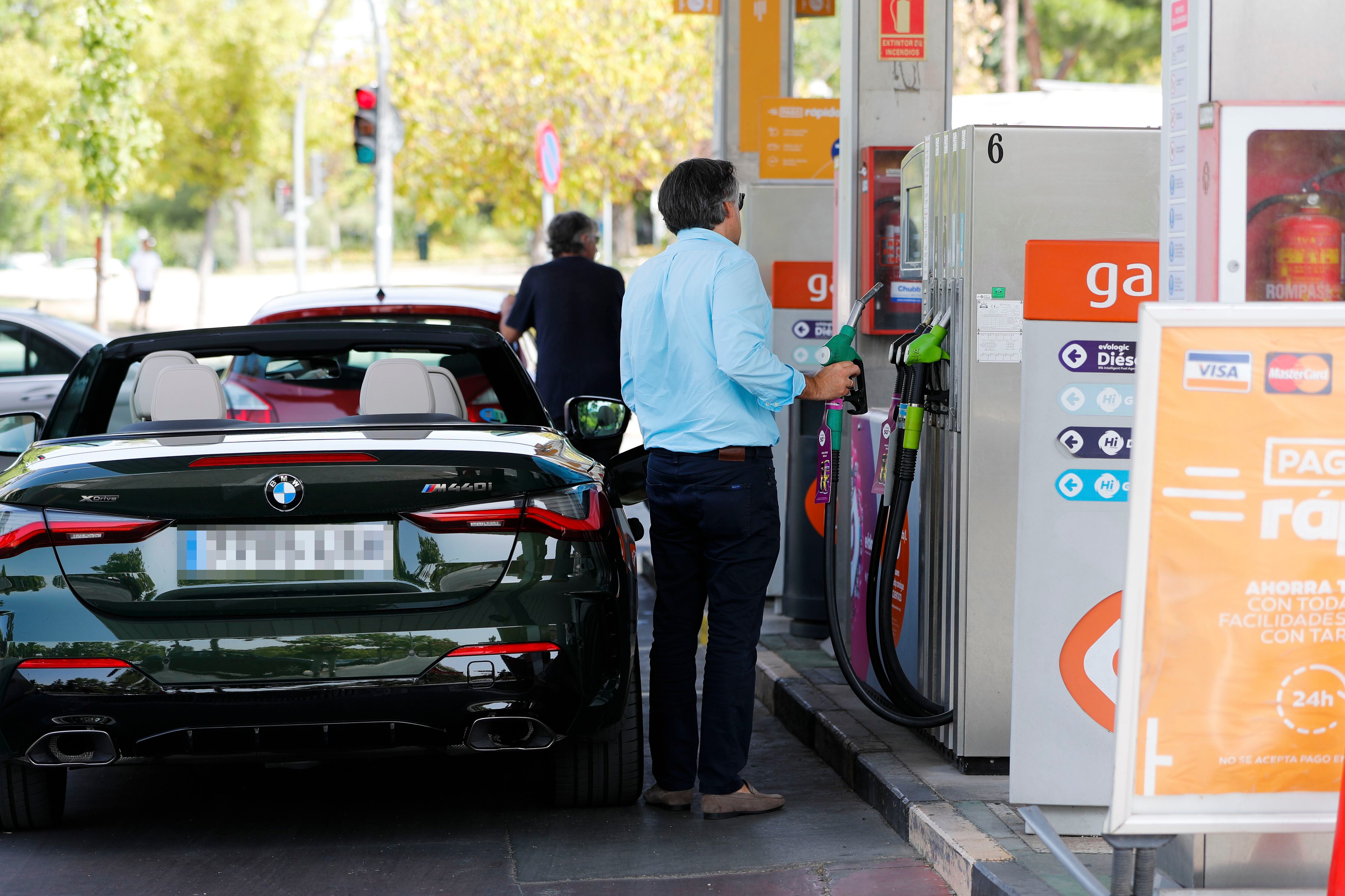 Unas personas repostan combustible en una gasolinera de Madrid, este viernes.