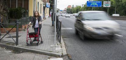 Las dificultades de movimiento en el barrio son peores para Nuria Díaz, de 52 años, que tiene que desplazarse con andador.