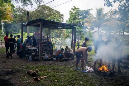 En Trojes, a escasos metros de la frontera de Nicaragua con Honduras, hay una misión religiosa que permite a cierto número de desplazados que pasen la noche, cocinen los alimentos que les proporciona Acción contra el Hambre, se aseen y carguen las baterías de sus teléfonos. El lugar sirve de respiro antes de iniciar largas esperas en las colas para que los atiendan en la oficina de inmigración.