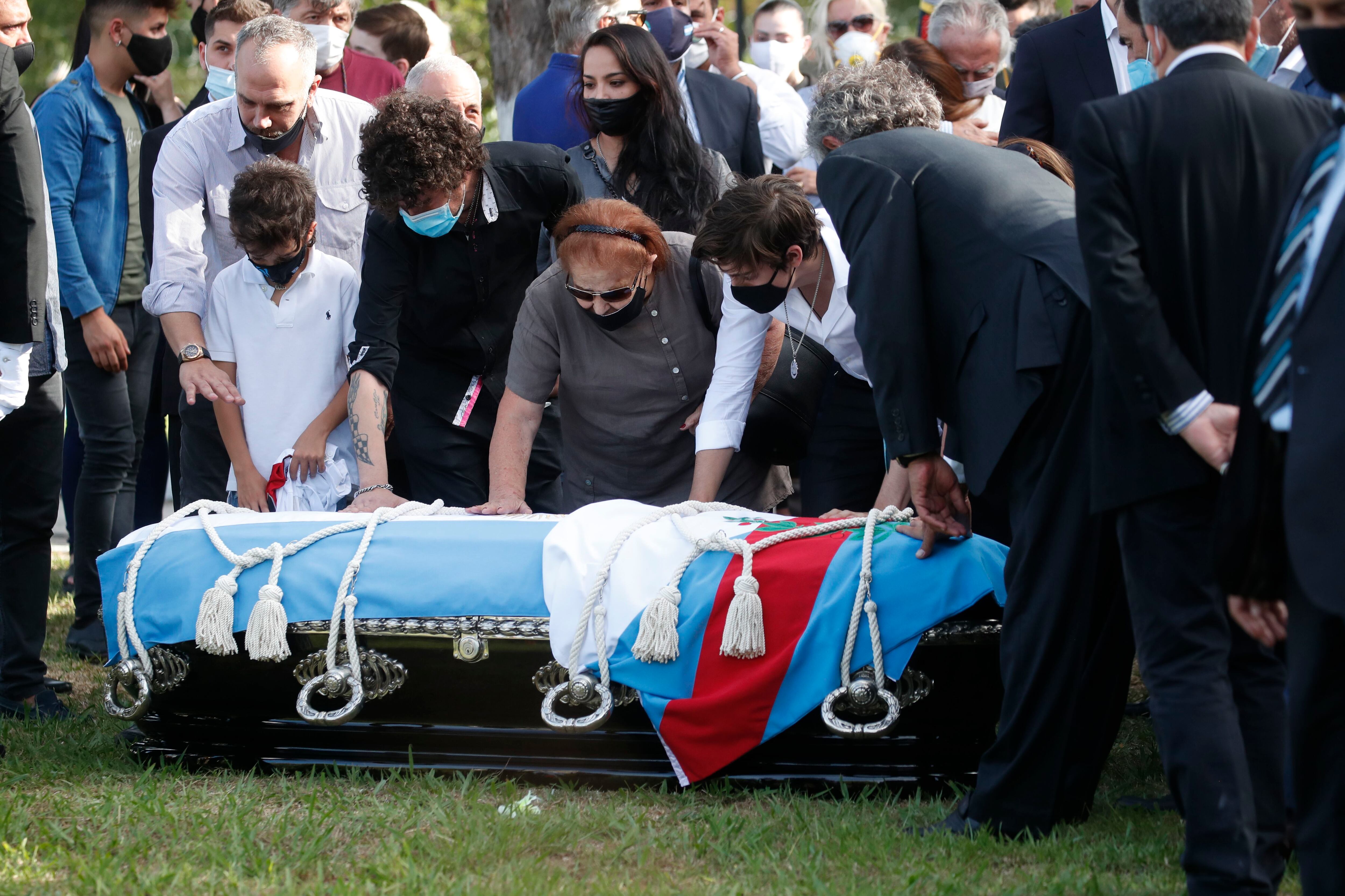 La familia de Carlos Menem lo despide en el cementerio de San Justo (Argentina), en febrero de 2021.