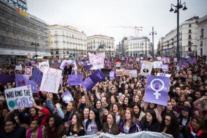 <p><strong>Por qué</strong>: el año en el que se ha celebrado la primera huelga feminista en España "es fácil que surjan temas de conversación en torno a este movimiento, considera la experta. "En la mesa hay mujeres de distintas generaciones y las más jóvenes están ahora más reivindicativas. Además, actitudes como la de que quienes preparan la cena y ponen la mesa son ellas mientras los hombres se toman algo predispone a que se hable de ello". Sin embargo, <a href="http://www.elenadapra.com/" rel="nofollow" target="_blank">Elena Daprá</a>, que coordina el Área de Mujer en <a href="http://psicologossinfronteras.net/webFundacion/">Psi</a><a href="http://psicologossinfronteras.net/webFundacion/">cología</a><a href="http://psicologossinfronteras.net/webFundacion/"> Sin</a><a href="http://psicologossinfronteras.net/webFundacion/" rel="nofollow" target="_blank"> Front</a><a href="http://psicologossinfronteras.net/webFundacion/">eras</a>, considera que no es el momento para debatirlo. "Hay una cosa por encima: que somos familia. Y estamos reunidos porque nos queremos, y a lo mejor no nos vemos en todo el año".</p> <p><strong>Qué hacer si sale el tema: </strong>a esta experta le gusta dejarlo todo claro como el agua. "Diría directamente: 'De verdad, tenemos opiniones diferentes pero hay algo que nos une y es que todos nos queremos: ¿podemos fijarnos en eso?'. Es el día menos indicado para trabajar la asertividad y el día en que más queremos ser asertivos. Si uno lo es de forma natural, sabe decirlo de modo amable, humorístico… y la gente no se siente mal. Pero si no lo es, o bien adopta un rol pasivo, y lo pasa mal, o agresivo, y lo pasa mal el otro", expone Daprá.</p>