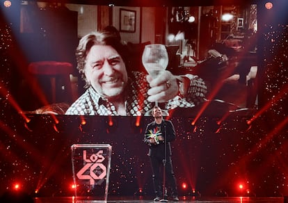 Dani Martín sigue por una pantalla la presentación que le hizo Joaquín Sabina desde su casa.