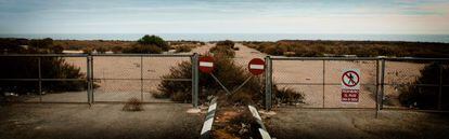 Acceso a la cala de Mosca, donde se van a construir 1.700 viviendas.