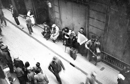 Un grupo de músicos actúa en una calle de Barcelona. Cedida por OVQ