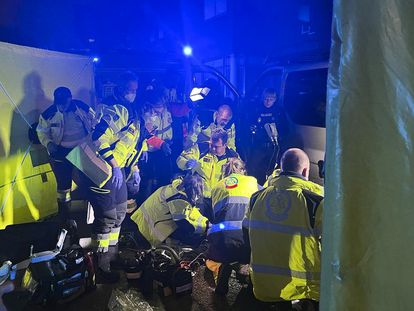 Miembros de Emergencias Madrid y de la Policia Nacional en la asistencia médica a la mujer tiroteada en Puente de Vallecas.