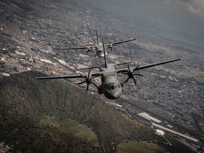 Dos de los aviones de la Fuerza Aérea mexicana vuelan sobre Ciudad de México.