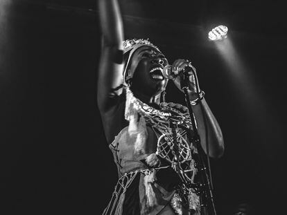 Djely Tapa presenta 'Barokan', un álbum que fusiona sonidos hechos a partir de la sonoridad de los instrumentos del Sahel con blues y electrónica.