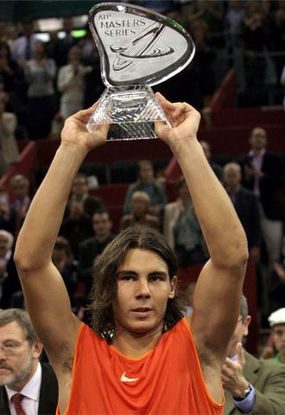 El tenista mallorquín levanta el trofeo de ganador del Masters Series de Madrid.