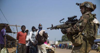 Soldado franc&eacute;s en Bangui, Rep&uacute;blica Centroafricana, este lunes. 