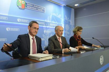 El portavoz del Gobierno, Josu Erkoreka, este martes junto a los consejeros Ángel Toña y Ana Oregi.