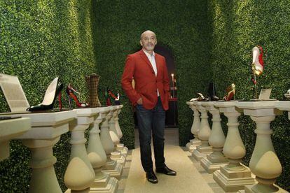 Christian Louboutin posa en una sala de su exposici&oacute;n en Londres.