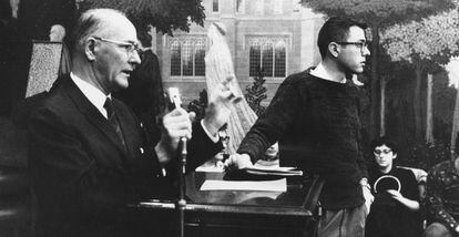 Un veinteañero Bernie Sanders en un acto contra la segregación racial en la Universidad de Chicago, en enero de 1960.