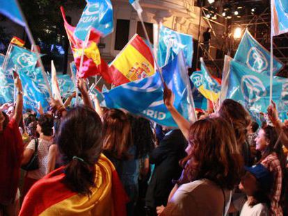Simpatizantes del PP en la sede del partido en la calle Genova.