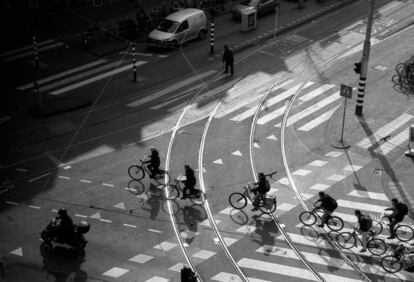 Un grupo de ciclistas circula por una calle de Ámsterdam.