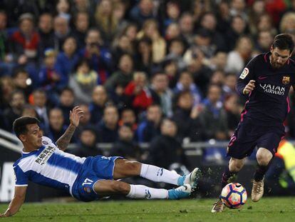 Lionel Messi se lleva el balón ante Hernan Pérez.