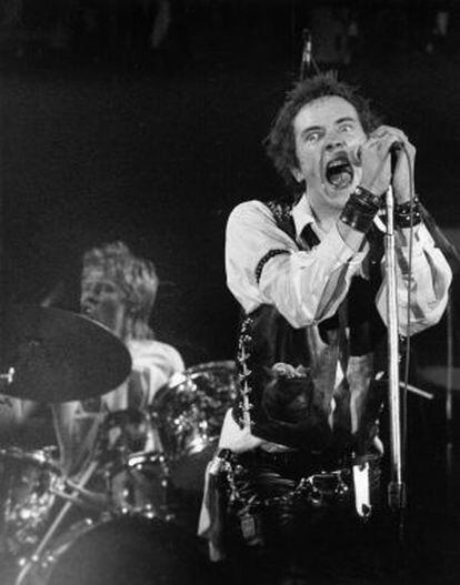 Johnny Rotten (en primer pla) i Paul Cook, dels Sex Pistols, en el seu últim concert, el 14 de gener del 1978 a Winterland (San Francisco).