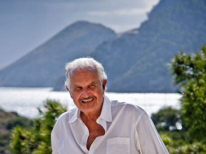 Carlos Fuentes en la casa de Leopoldo Rodés en Formentor en 2009.