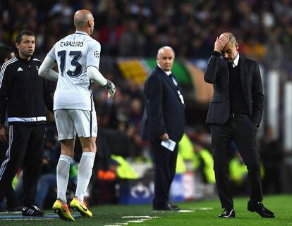 L'entrenador del City, Josep Guardiola, es posa la mà al cap durant el partit.