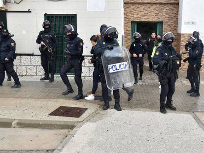 Agentes de la Policía Nacional, en una operación policial en Algeciras.