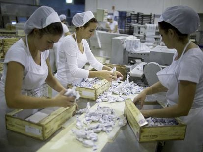 Trabajadoras de la f&aacute;brica &#039;Aromas de Medina&#039; empaquetan mantecados 