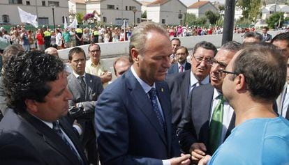 Alberto Fabra, en el centro, junto al presidente de la Diputación de Castellón, Javier Moliner, a la izquierda.