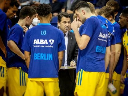 Israel González se dirige a sus jugadores durante un tiempo muerto en la Euroliga. Getty