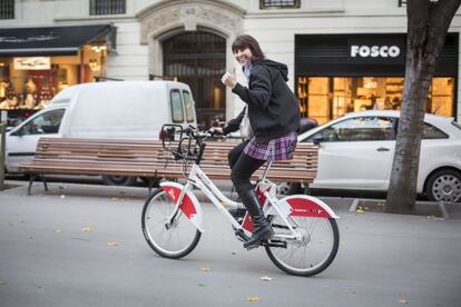 Una usuària amb una de les bicicletes elèctriques del Bicing.