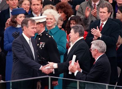 Los republicanos volverían a conquistar la Casa Blanca de la mano de George H. W. Bush (Bush padre) al alcanzar el 53% de los votos. La senda republicana se extendería cuatro años más marcando un mandato convulso durante el que cayó el Muro de Berlín y se disolvió la Unión Soviética (dos años más tarde). En la zona del Golfo Pérsico, Estados Unidos encabezó una fuerza de coalición iniciando así la primera guerra del Golfo.