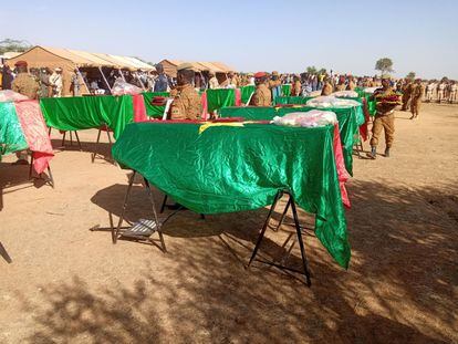 Los ataúdes cubiertos con la bandera burkinesa de 14 soldados asesinados por yihadistas en noviembre de 2020, durante su funeral celebrado en Dori, en el norte del país.
