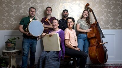 Sonia Megías y Eva Guillamón, integrantes del grupo de música folclórica 'Dúa de Pel', junto a su banda en la sala Duncan en Lavapiés.