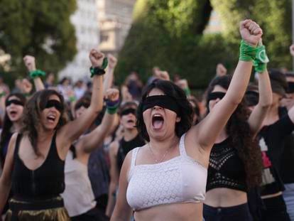 Un grupo de mujeres protesta con el lema de 'Un violador en tu camino' en Buenos Aires.