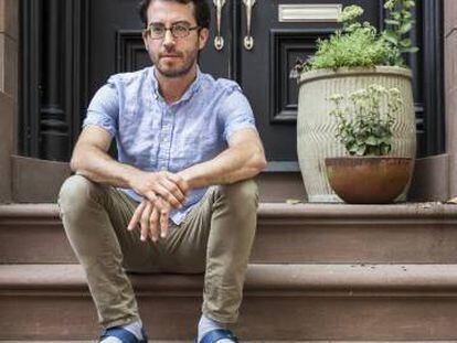 Jonathan Safran Foer posa a la entrada de su casa en Brooklyn el pasado agosto.
