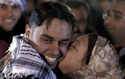 Un joven palestino recibe un beso de su madre después de ser liberado.