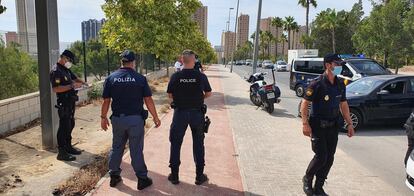 Agentes de las policías española, francesa e italiana en una calle de Benidorm, este lunes.