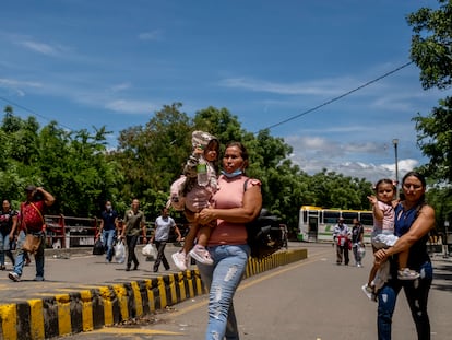 Madres con sus hijos cruzan el puente Francisco de Paula Santander hacia Colombia para llevarlos a citas médicas o comprar víveres.