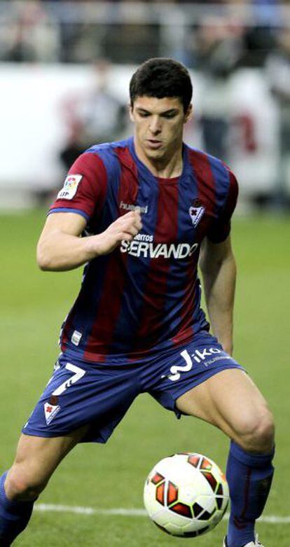 El centrocampista del Eibar Ander Capa controla el balón.