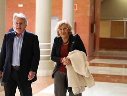 La alcaldesa de Madrid, Manuela Carmena, junto a Antonio Rovira, catedr&aacute;tico de Derecho Constitucional.