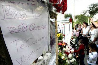 Cientos de personas aguardan en Chipiona la llegada del cuerpo de Rocío Jurado para despedir a su paisana.