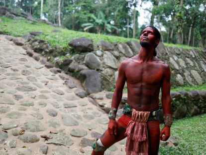 Un hombre caracterizado da la bienvenida en el Parque Arqueológico Nacional Tak'alik Ab'aj de Guatemala.