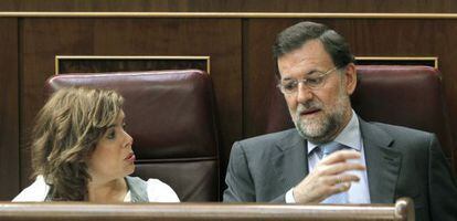 Los populares Soraya Sáenz de Santamaría y Mariano Rajoy en sus escaños.