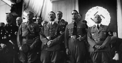 Rudolf Hess, segundo por la derecha, junto a Hitler y otros jerarcas nazis, en Núremberg (Alemania).