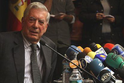 El escritor Mario Vargas Llosa, durante su rueda de prensa, hoy en Nueva York.