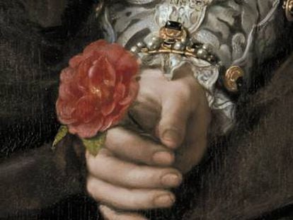 Una rosa roja de boticarios, detalle del retrato 'María Tudor, reina de Inglaterra, segunda mujer de Felipe II', de Antonio Moro, pintado en 1554.