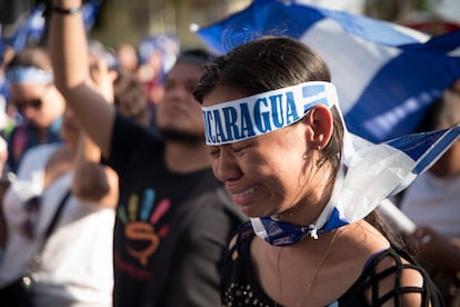 Una joven llora al escuchar el himno nacional de Nicaragua