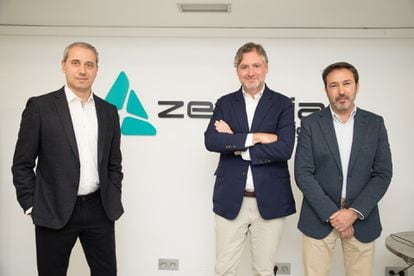 César Rodríguez, CEO de la compañía; Joaquín Fernández de Piérola, presidente; y Kepa Sagastabeitia, fundador y CEO de Zerintia Technologies.
