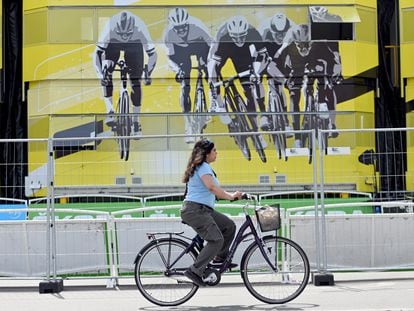 Una mujer pasa en bici por la zona de Copenhague que este año ha acogido la salida del Tour de Francia. En vídeo, recorrido en bicicleta por la capital danesa. 