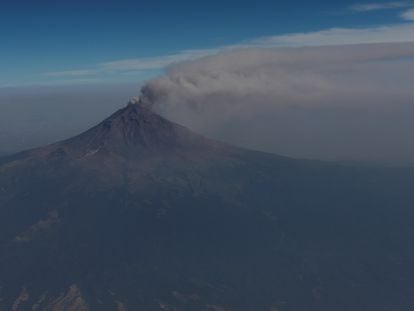 El volcán Popocatépetl arroja una columna de ceniza y humo.  Las autoridades continúan con una alerta amarilla después de un aumento en la actividad volcánica.
