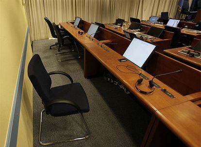 El asiento que el ex presidente serbo bosnio, Radovan Karadzic, tenía que haber tomado esta mañana en el Tribunal.