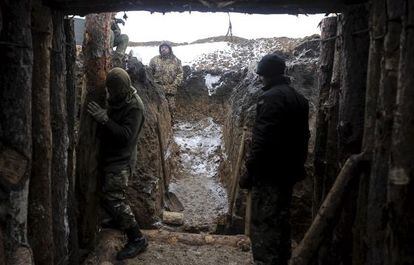 Militares ucranios construyen un blindaje de su posición el pasado enero en Lugansk.